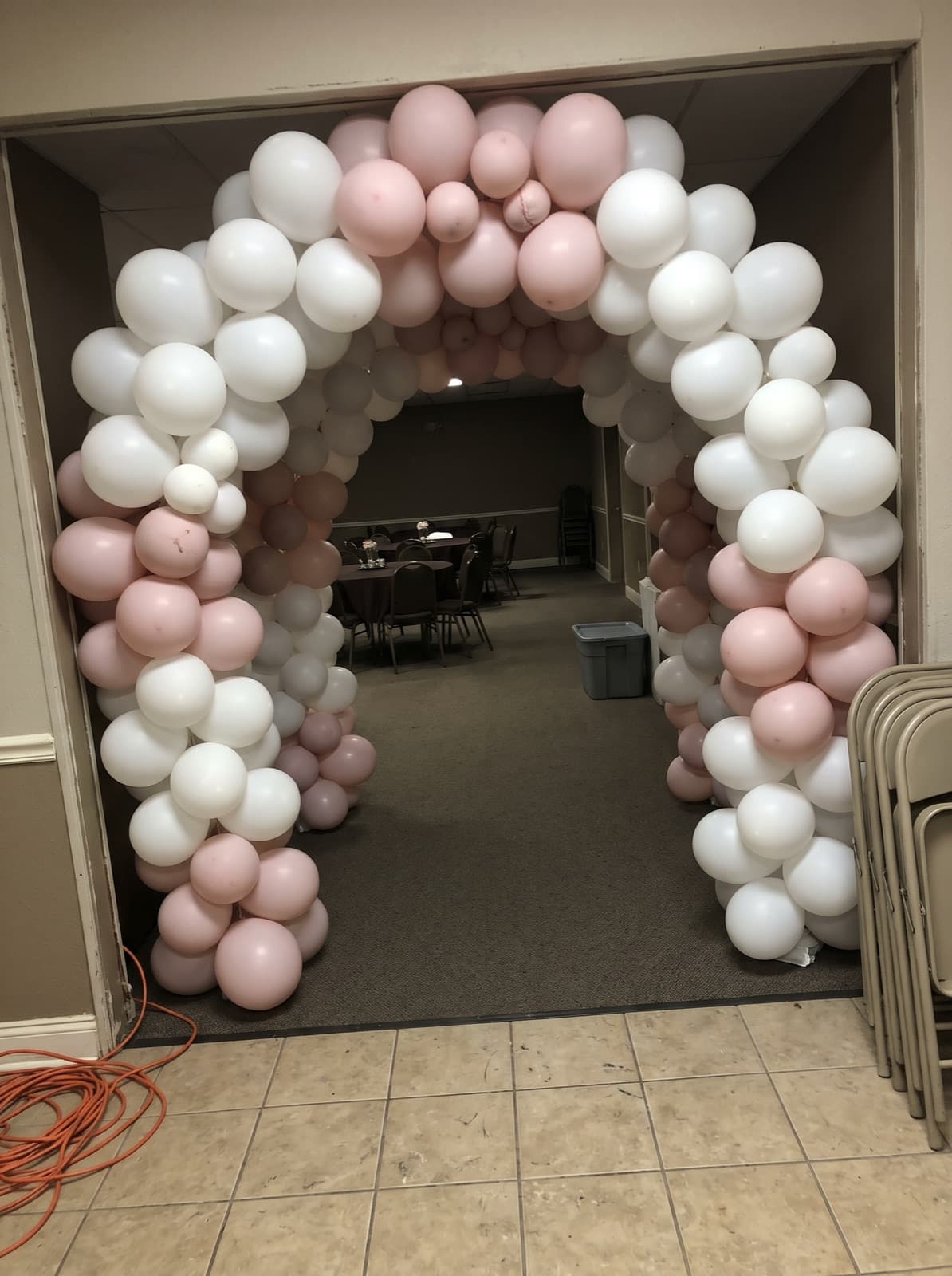 Balloon tunnel entrance made of linked arches